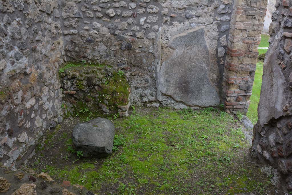IX.5.18 Pompeii. March 2018. Room “h”, looking towards west end with doorway to atrium “b”, on right.
Foto Annette Haug, ERC Grant 681269 DÉCOR.