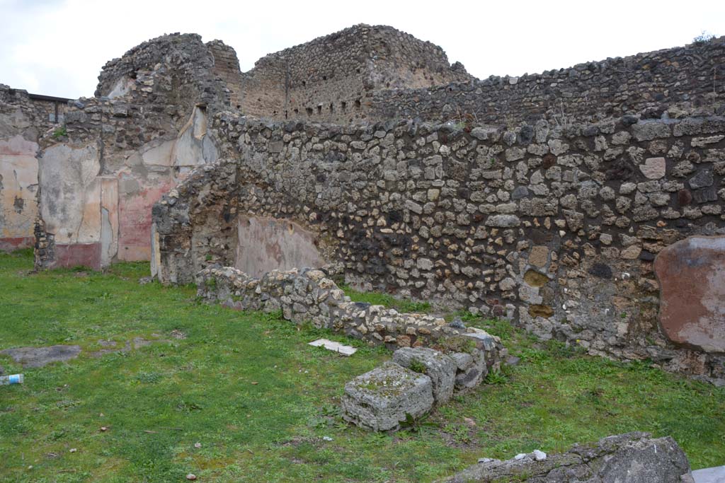 IX.5.18 Pompeii. March 2018.
Room “k”, looking north-east across atrium “b” towards remaining walls.
Foto Annette Haug, ERC Grant 681269 DÉCOR.
