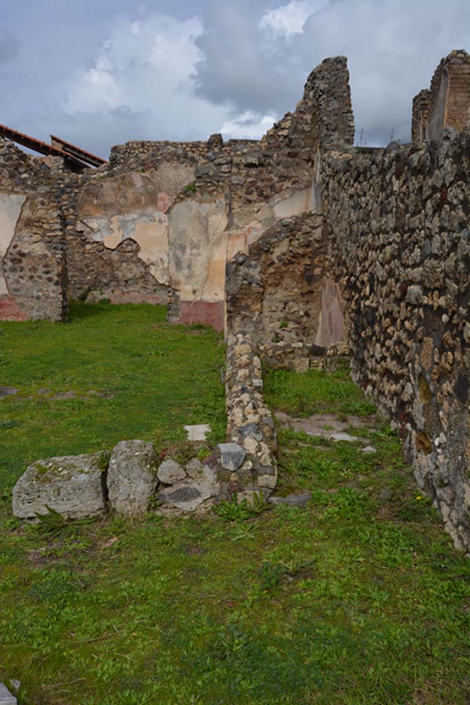 IX.5.18 Pompeii. March 2018.
Room “k”, looking north towards remaining walls in north-east corner of atrium “b”.
Foto Annette Haug, ERC Grant 681269 DÉCOR.
