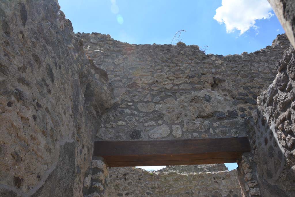 IX.5.18 Pompeii. May 2017. Room “q”, detail above doorway at IX.5.21.
Foto Christian Beck, ERC Grant 681269 DÉCOR.