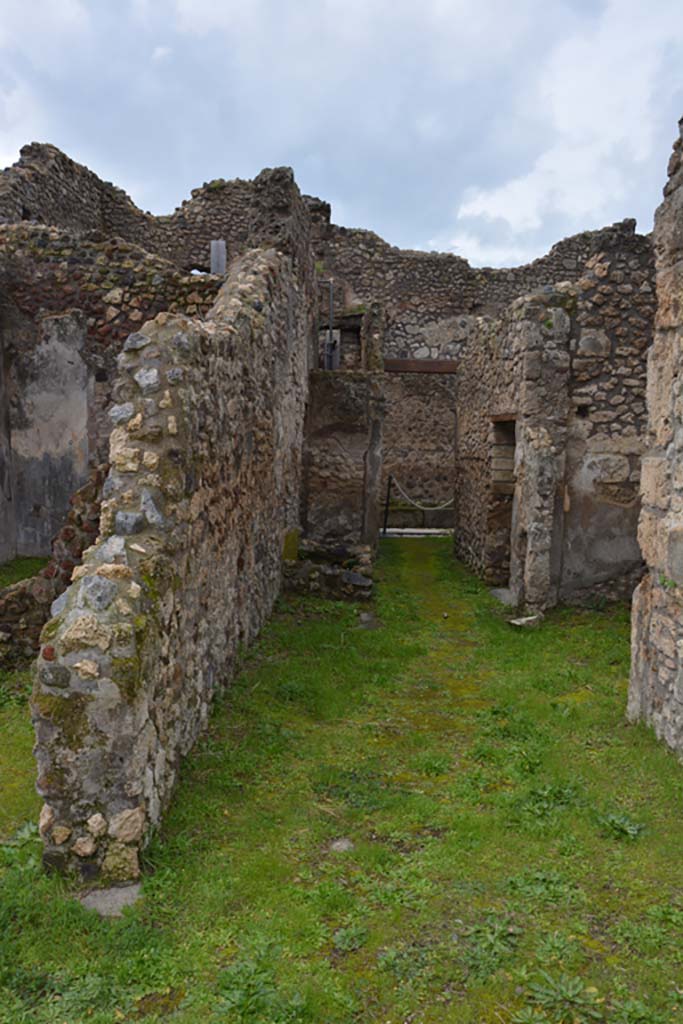 IX.5.18 Pompeii. March 2018. Corridor “q”, looking west from end of south wall, on left.
Foto Annette Haug, ERC Grant 681269 DÉCOR