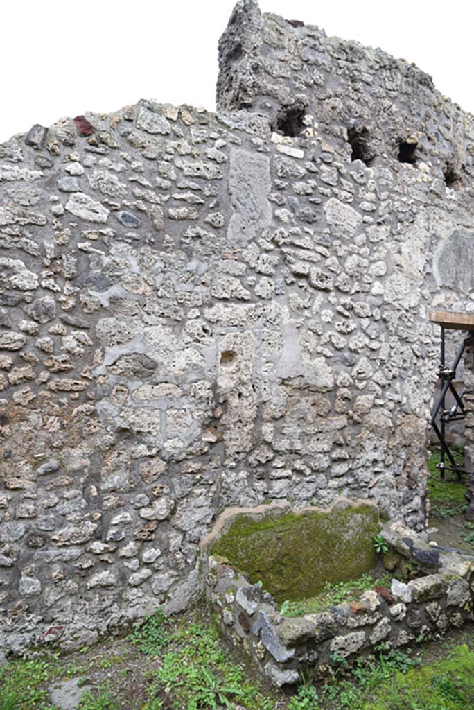 IX.5.18 Pompeii. March 2018.
Corridor “q”, south wall near tub/basin, with holes for support beams of an upper floor above.
Foto Annette Haug, ERC Grant 681269 DÉCOR