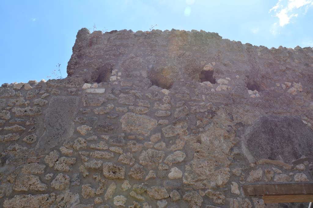 IX.5.18 Pompeii. May 2017.
Room “q”, upper south wall above doorway to room “u”, with holes for support beams for an upper floor.
Foto Christian Beck, ERC Grant 681269 DÉCOR.