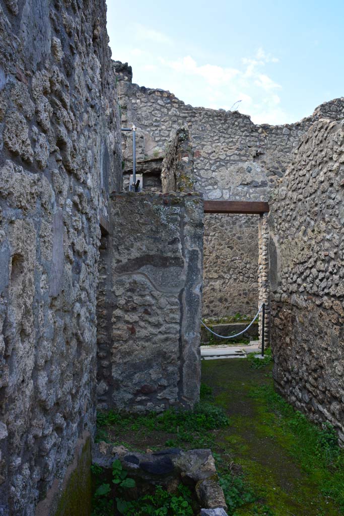 IX.5.18 Pompeii. March 2017.
Corridor “q”, looking west from near tub/basin towards entrance doorway at IX.5.21.
Foto Christian Beck, ERC Grant 681269 DÉCOR.