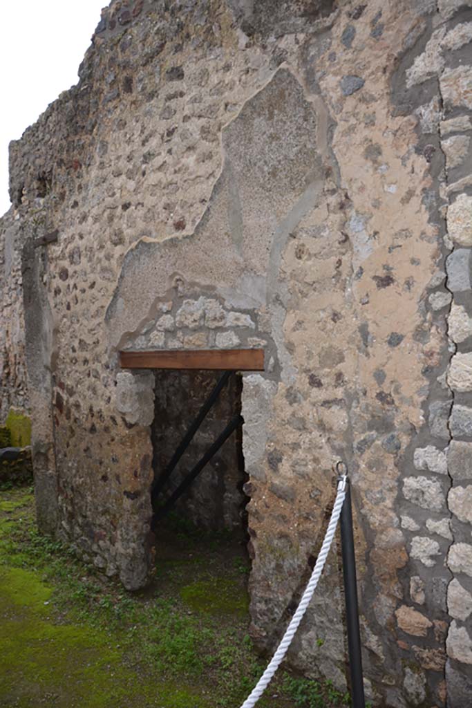 IX.5.18 Pompeii. March 2018.
Corridor “q”, looking towards doorway to room “v”, on south side of corridor.
Foto Annette Haug, ERC Grant 681269 DÉCOR