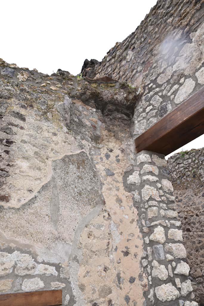 IX.5.18 Pompeii. March 2018.
Corridor “q”, looking south to upper south-west corner, above entrance doorway at IX.5.21, on right.
Foto Annette Haug, ERC Grant 681269 DÉCOR.
