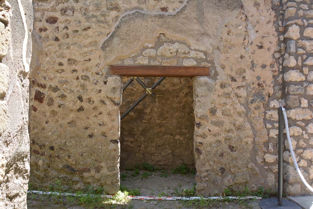 IX.5.18 Pompeii. May 2017. Room “q”, looking south towards doorway into room “v”.
Foto Christian Beck, ERC Grant 681269 DÉCOR.
