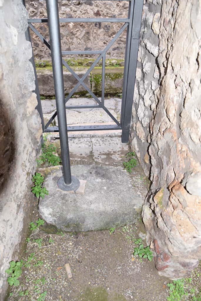 IX.5.18 Pompeii. March 2018.
Room “v”, looking west through doorway at IX.5.20 onto Vicolo di Tesmo.
Foto Annette Haug, ERC Grant 681269 DÉCOR.