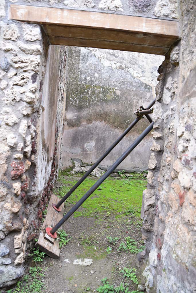 IX.5.18 Pompeii. March 2018. Room “u”, looking south through doorway from corridor “q”.
Foto Annette Haug, ERC Grant 681269 DÉCOR.