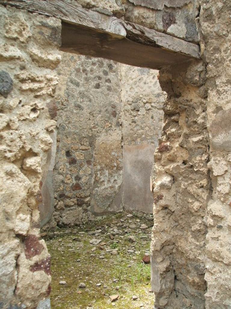 IX.5.18 Pompeii. May 2005.
Room u, looking south-west through doorway across room on south side of corridor q.