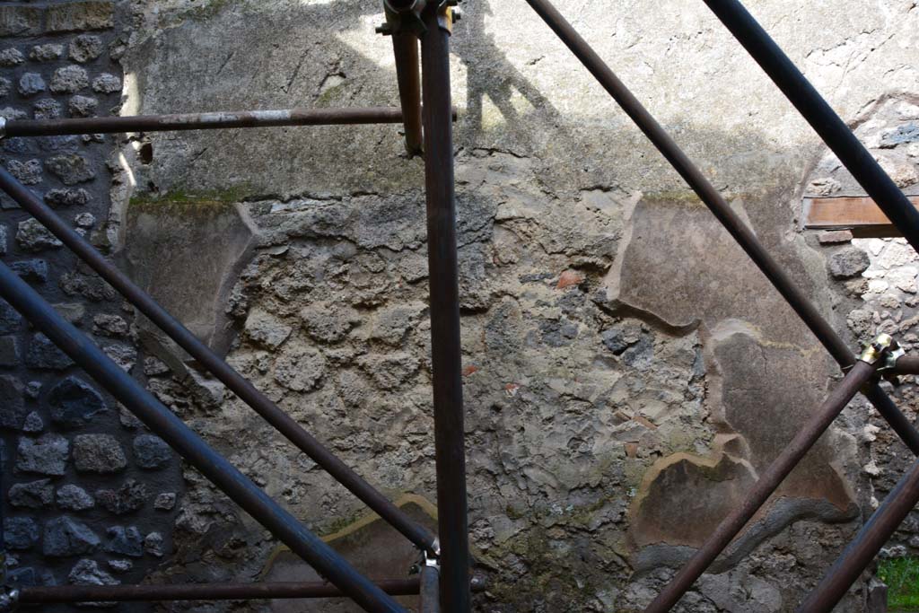 IX.5.18 Pompeii. March 2017. Room u, north wall with doorway to corridor q, on right.
Foto Christian Beck, ERC Grant 681269 DÉCOR.