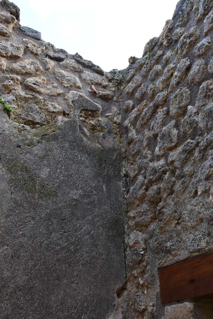 IX.5.18 Pompeii. March 2017. Room “t”, upper south-east corner above doorway to corridor q.
Foto Christian Beck, ERC Grant 681269 DÉCOR.