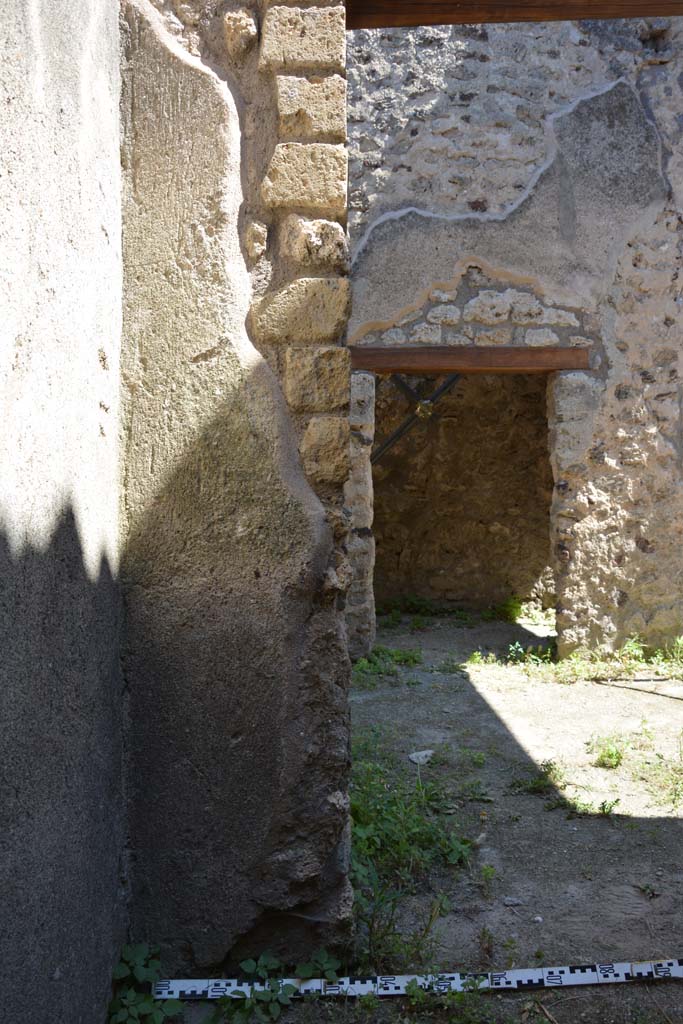 IX.5.18 Pompeii. May 2017.
Room “t”, looking south from south-east corner across corridor q, towards doorway into room v.
Foto Christian Beck, ERC Grant 681269 DÉCOR.