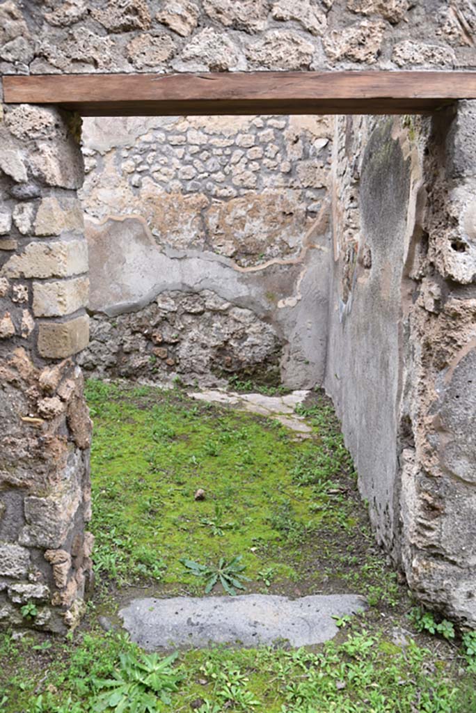 IX.5.18 Pompeii. March 2018.
Room “s”, looking north across doorway threshold from corridor “q”.
Foto Annette Haug, ERC Grant 681269 DÉCOR.