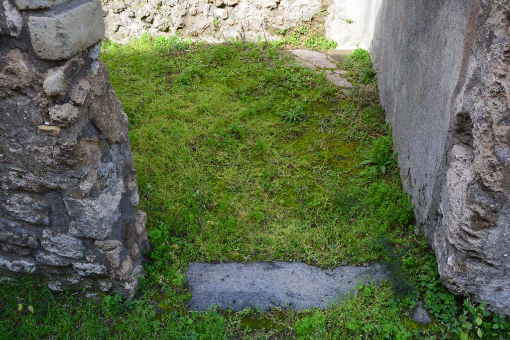 IX.5.18 Pompeii. March 2017. Room t, looking north through doorway from corridor q.
Foto Christian Beck, ERC Grant 681269 DÉCOR.