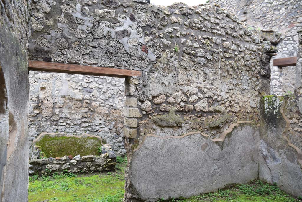 IX.5.18 Pompeii. March 2018. Room “s”, looking towards south wall with doorway into corridor “q”, and across to tub/basin.
Foto Annette Haug, ERC Grant 681269 DÉCOR.