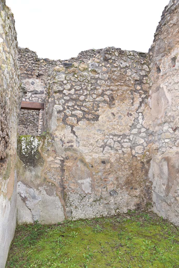 IX.5.18 Pompeii. March 2018. Room “s”, west wall with small window into corridor “q”.
Foto Annette Haug, ERC Grant 681269 DÉCOR.