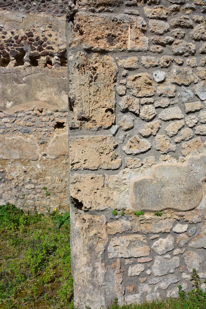 IX.5.18 Pompeii. March 2017.
Room r, looking north towards wall in corridor q, on east side of wide doorway.
Foto Christian Beck, ERC Grant 681269 DÉCOR.