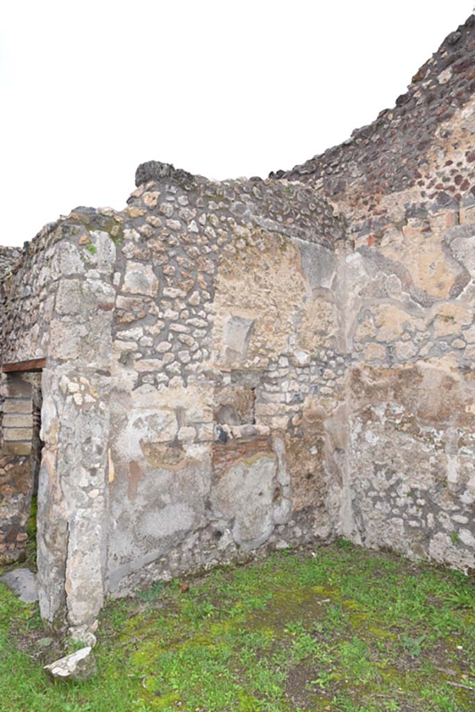 IX.5.18 Pompeii. March 2018. Room “r”, looking towards west wall from corridor “q”.
Foto Annette Haug, ERC Grant 681269 DÉCOR.