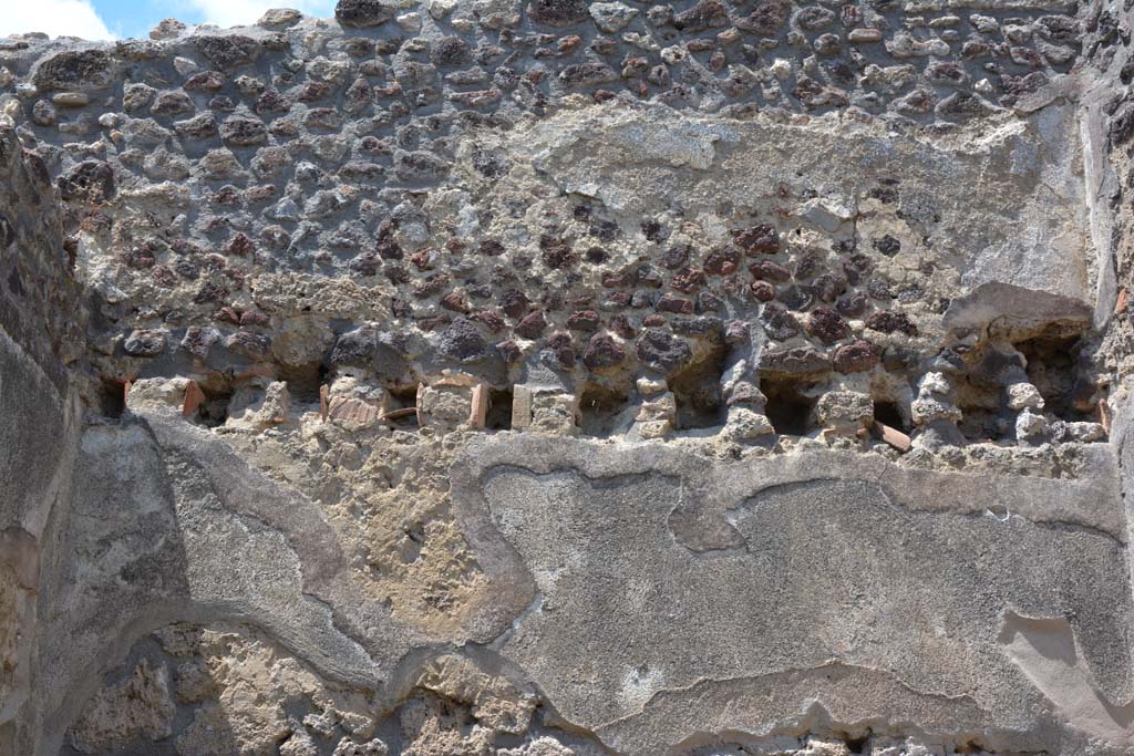 IX.5.18 Pompeii. May 2017. Room r, detail from upper north wall.
Foto Christian Beck, ERC Grant 681269 DÉCOR.