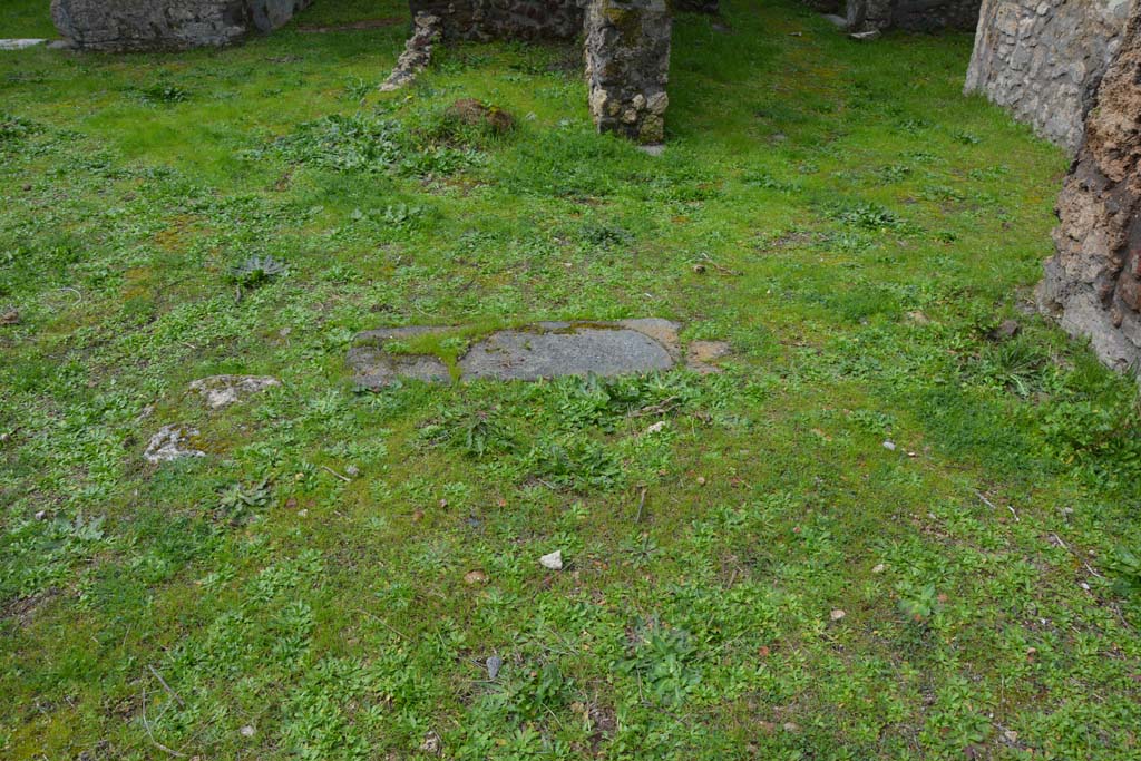 IX.5.18 Pompeii. March 2018.
Room “l” (L), looking west from area on south side of room “l” (L), towards area “z”, upper centre, and corridor “q”, upper right.
Foto Annette Haug, ERC Grant 681269 DÉCOR.