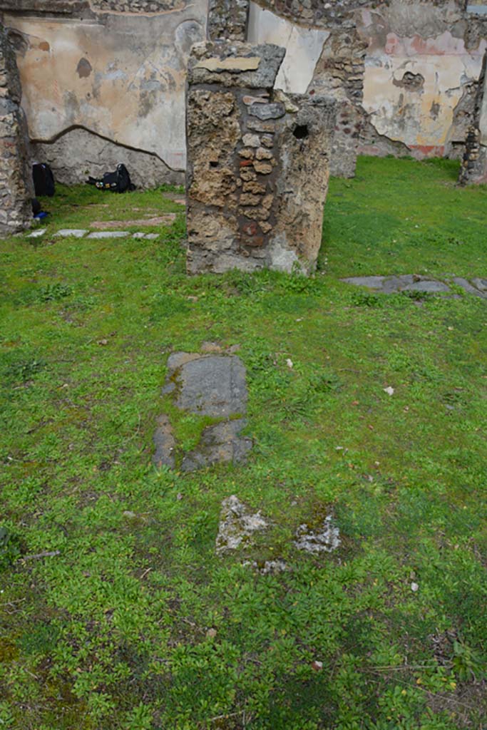 IX.5.18 Pompeii. March 2018.
Room “l” (L), looking north from area on south side of room “l” (L), in upper right.
Room “p” can be seen in the upper left.
Foto Annette Haug, ERC Grant 681269 DÉCOR.