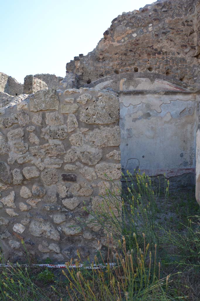 IX.5.18 Pompeii. May 2017.
Room l (L), detail from west wall at south end with doorway to room p.
Foto Christian Beck, ERC Grant 681269 DÉCOR.