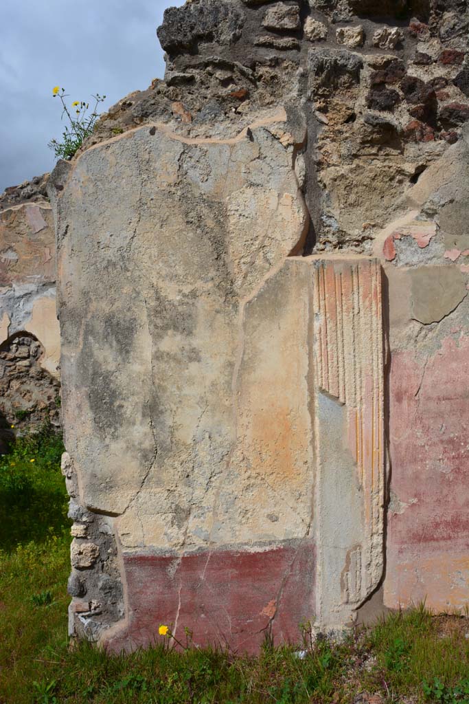 IX.5.18 Pompeii. March 2017.
Room n, north wall with dividing decorative pilaster between room l (L) on left, and room n, on right.
Foto Christian Beck, ERC Grant 681269 DÉCOR.