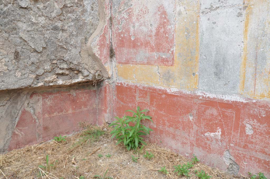 IX.5.18 Pompeii. July 2017. Room “o”, lower north-east corner, with bed recess, on left, and painted zoccolo, on right.
Foto Annette Haug, ERC Grant 681269 DÉCOR.