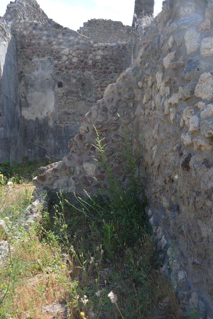 IX.5.18 Pompeii. May 2017. 
Room b, north-west corner, looking west from area of room z, with doorway to room g, on left.
Foto Christian Beck, ERC Grant 681269 DÉCOR.
