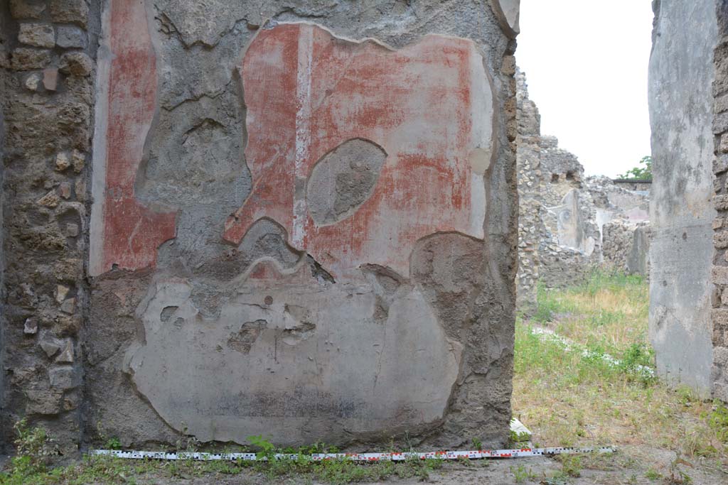 IX.5.18 Pompeii. May 2017. Room d, looking towards lower north wall, with doorway to triclinium f, on right.
Foto Christian Beck, ERC Grant 681269 DÉCOR.
