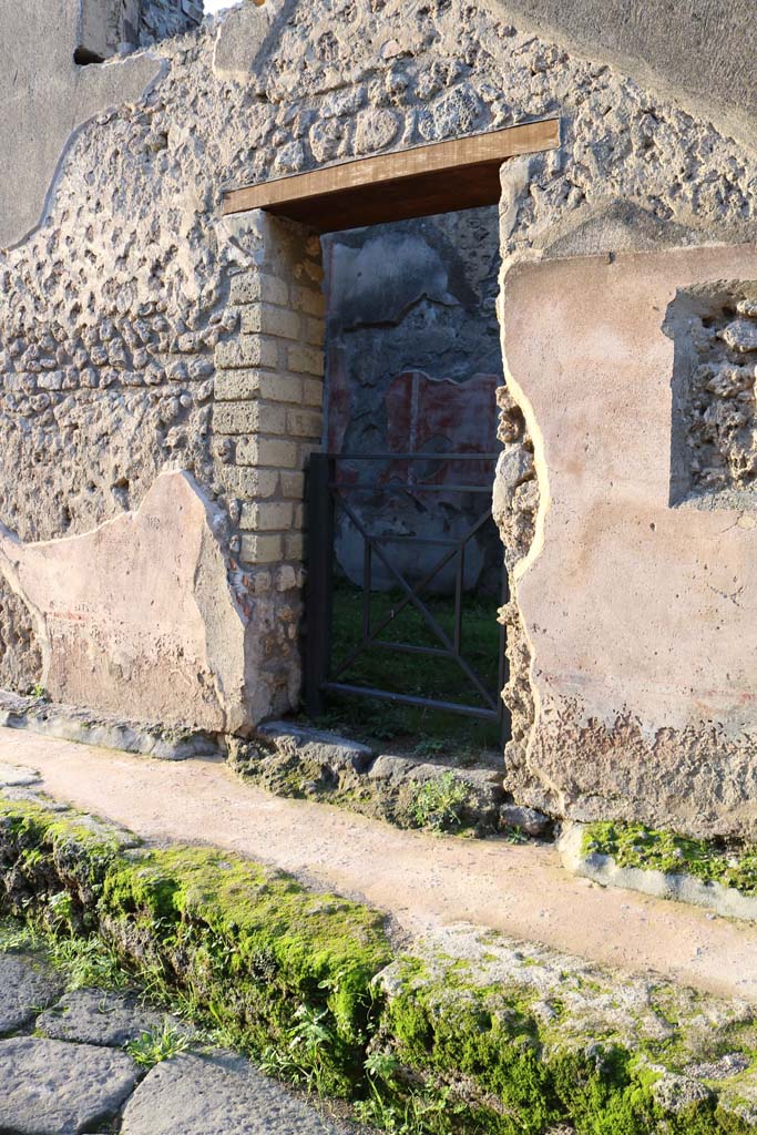 IX.5.19 Pompeii. May 2005. From the east looking west towards the entrance doorway (on left)