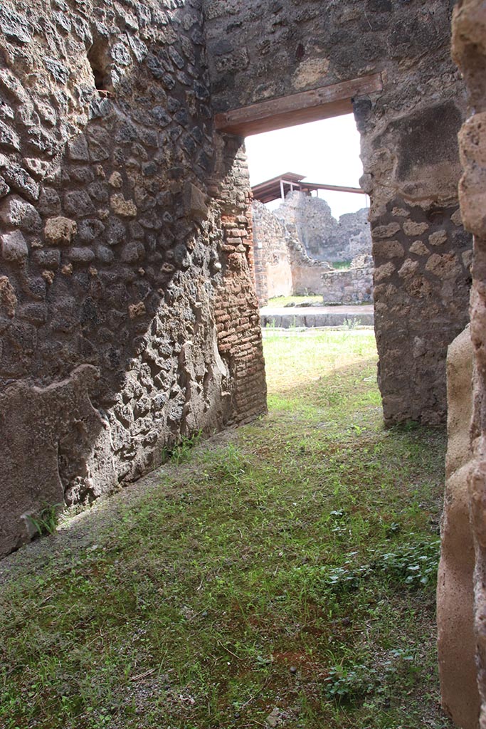 IX.6.1 Pompeii. October 2024.
Looking south from entrance doorway across rear room into workshop. Photo courtesy of Klaus Heese.