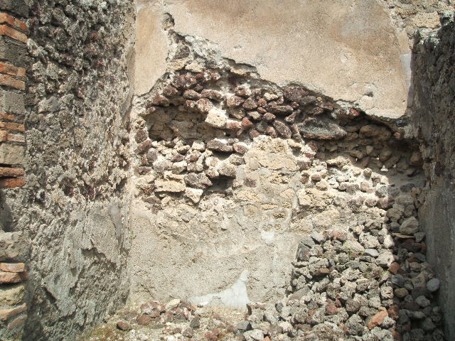 IX.6.3 Pompeii. May 2005. Looking south across triclinium, on south side of garden.