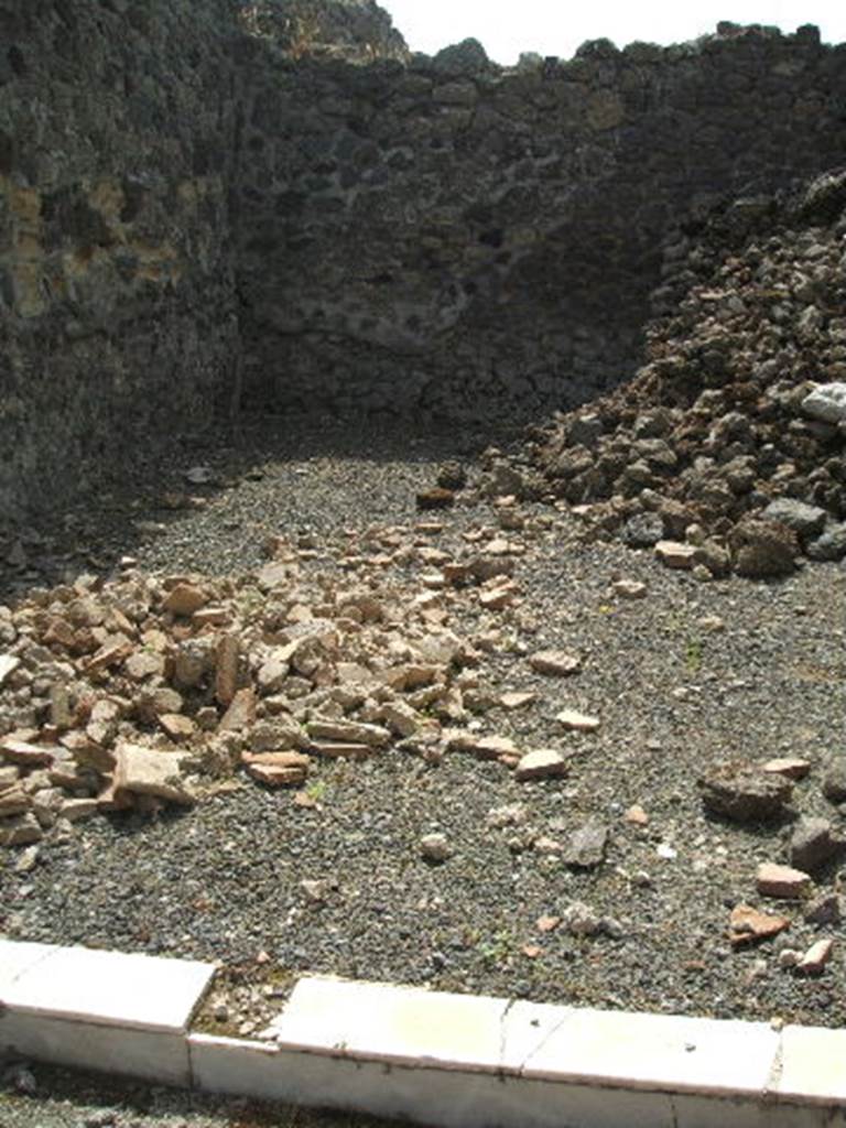IX.6.3 Pompeii. May 2005. Triclinium “g” with marble step, on south side of garden. According to Mau, room “g” may have been the summer triclinium. He described room “e” (no picture, but at the northern end of garden “f”) as the winter triclinium. At the time of his writing, he described room “e” as having the best preserved wall decoration of any other part of the house: it was simple but without value. (p.218). In room “g” not much remained of the wall decoration other than the rough plaster. Nevertheless, this showed the floor and threshold, making this the favourite room of this modest dwelling. The threshold was made of white marble slabs.
See Mau in BdI, 1880, (p.219)