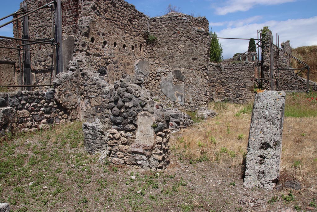 IX.6.4 Pompeii. May 2024.
Looking across room “v” on north side of entrance corridor, towards north wall of room “w” and room “x” with niche in north wall.
Photo courtesy of Klaus Heese.