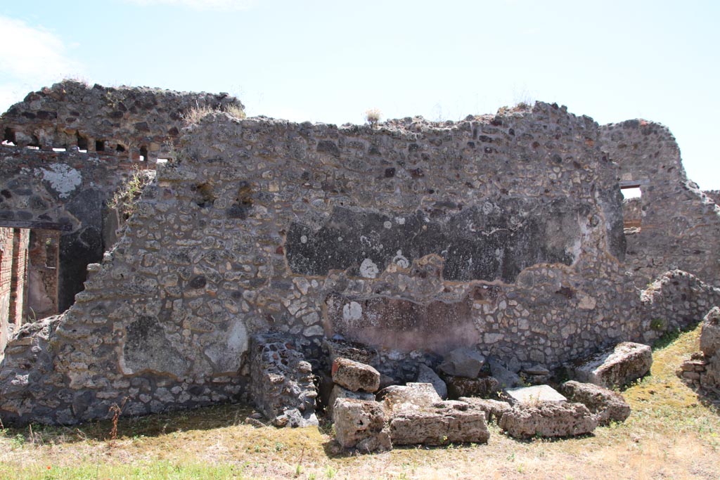 IX.6.4 Pompeii. May 2024.
Looking towards south wall of atrium, possibly with area of room d’, centre left, with courtyard area b’ with collapsed wall, on left.
Photo courtesy of Klaus Heese.