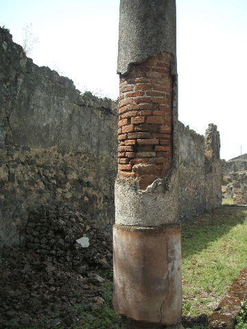 IX.6.5 Pompeii.  May 2005. Looking west from Tablinum across atrium.