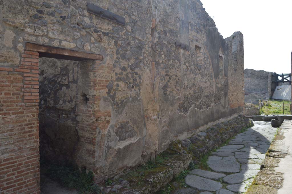 IX.6.6 Pompeii. March 2019. Looking west from doorway towards junction with Vicolo di Tesmo, on south side of Unnamed vicolo between IX.5 and IX.6.
Foto Taylor Lauritsen, ERC Grant 681269 DÉCOR.