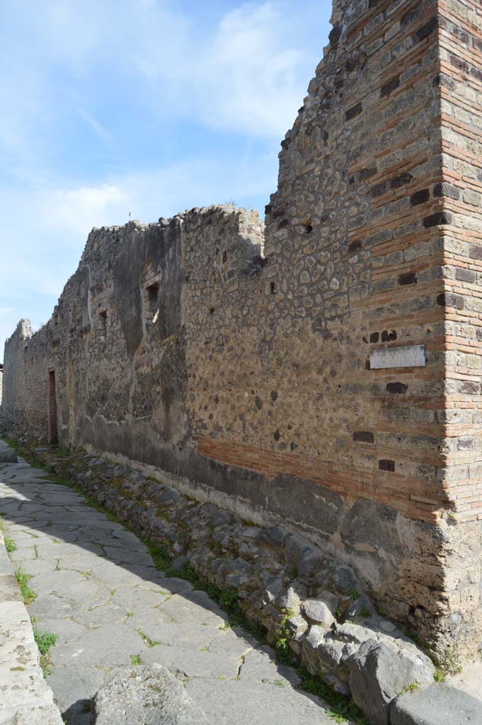 IX.6.6 Pompeii. March 2019. Looking east towards doorway from junction with Vicolo di Tesmo.
Foto Taylor Lauritsen, ERC Grant 681269 DÉCOR.