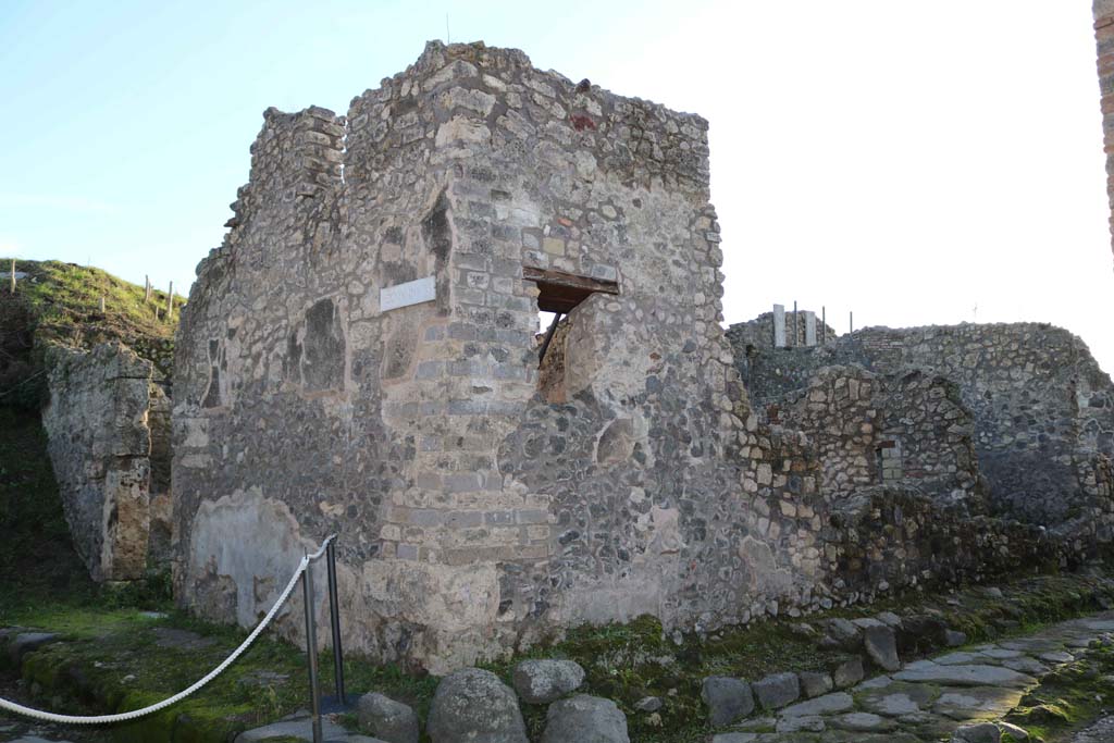 IX.6.8 Pompeii. December 2018.
Looking south-west towards corner of insula, with entrance doorway, on left. Photo courtesy of Aude Durand.