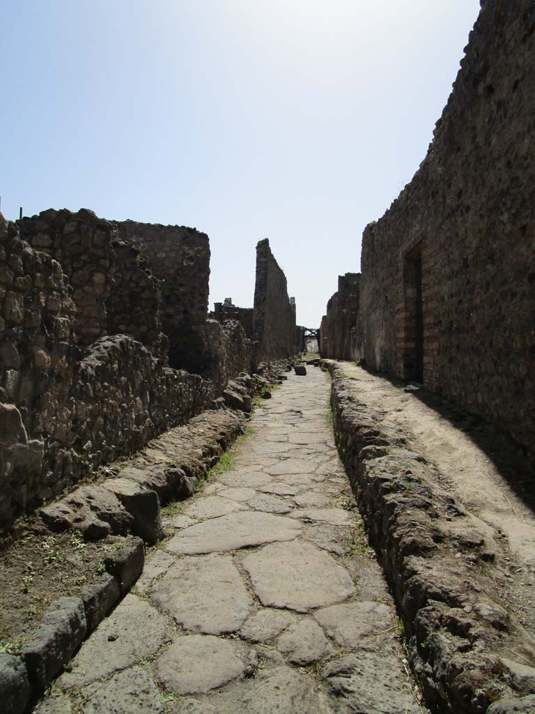 Unnamed vicolo between IX.6 and IX.5. Pompeii. April 2019.
Looking west from junction with Vicolo del Centenario. Photo courtesy of Rick Bauer.