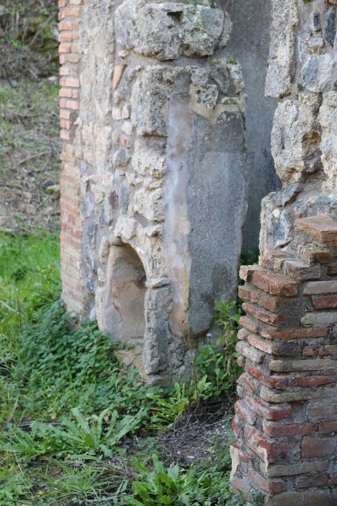 IX.6.8 Pompeii. December 2018.
Looking south towards niche set into pilaster, and doorway to room 8.
Photo courtesy of Aude Durand.