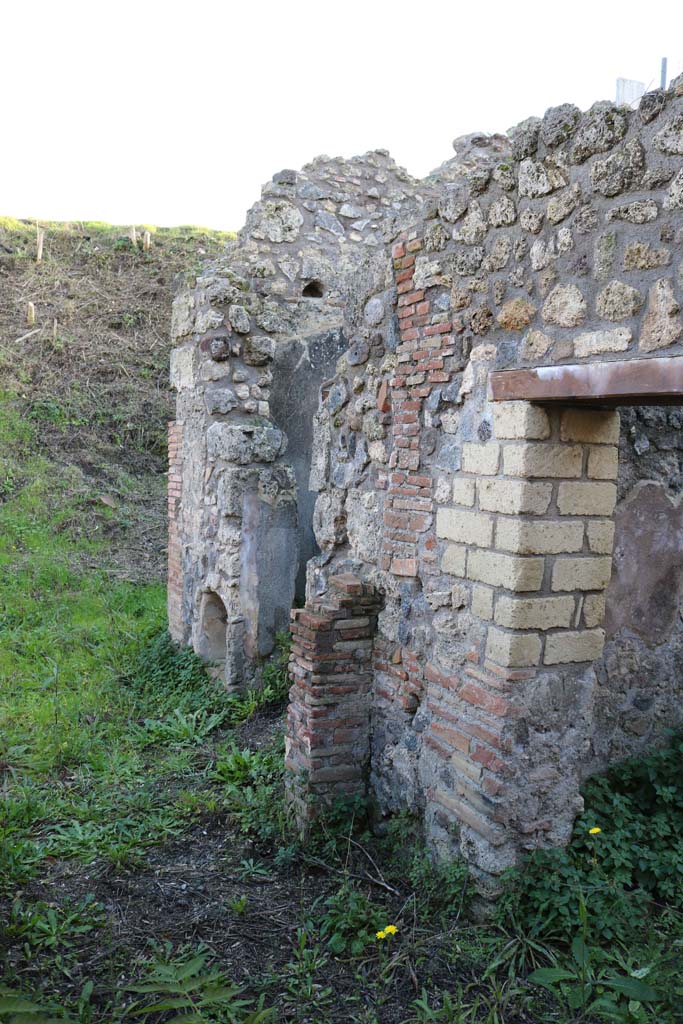IX.6.8 Pompeii. December 2018.
Doorways into rooms 8, and 7/6, on right. Photo courtesy of Aude Durand.