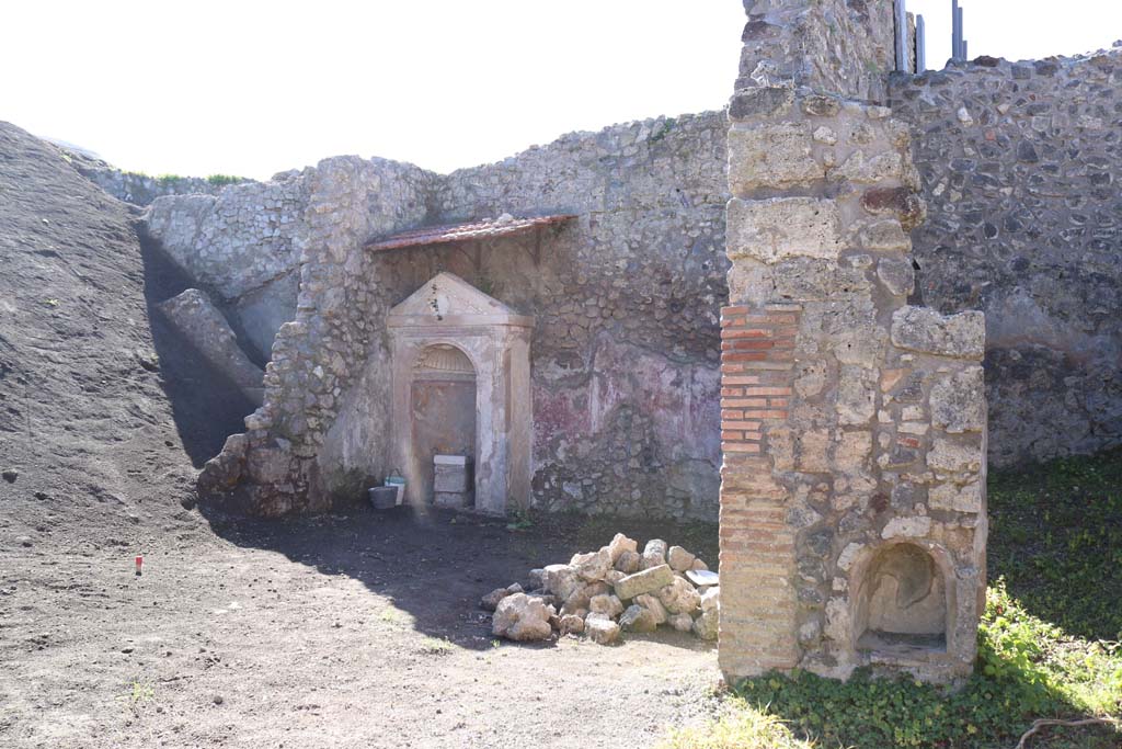 IX.6.8 Pompeii. February 2020.
Looking south-west across atrium towards lararium, and unexcavated. Photo courtesy of Aude Durand.