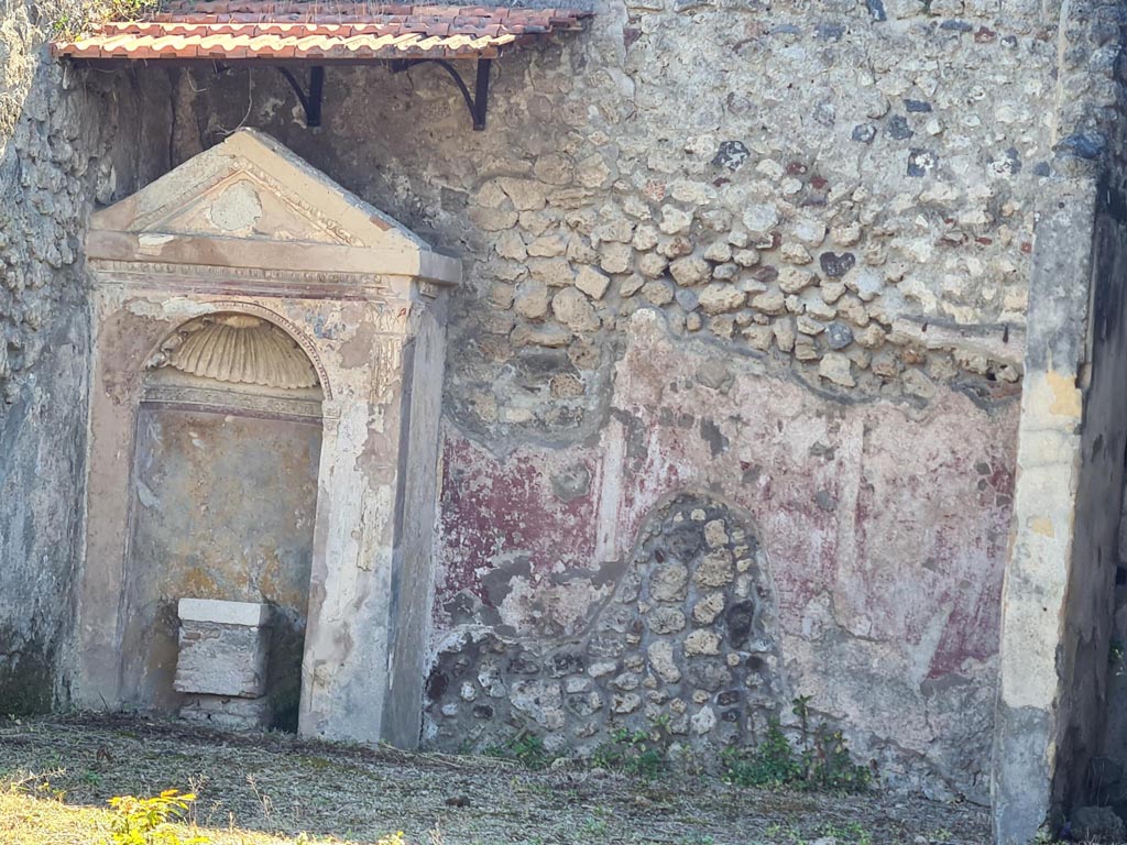 IX.6.8 Pompeii. May 2024.
Looking west towards aedicula lararium, altar and painted decoration on west wall. Photo courtesy of Klaus Heese.