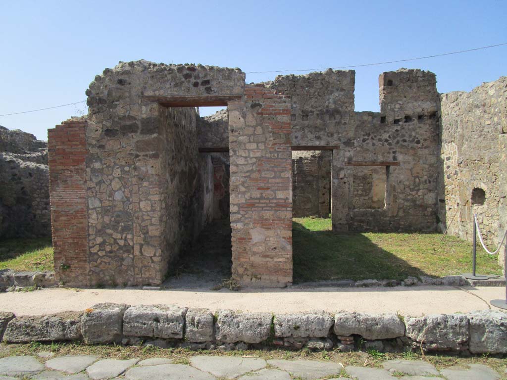 IX.6.e Pompeii. May 2005. Looking north across shop entrance. On the left, west wall, would have been the steps to the upper floor.
