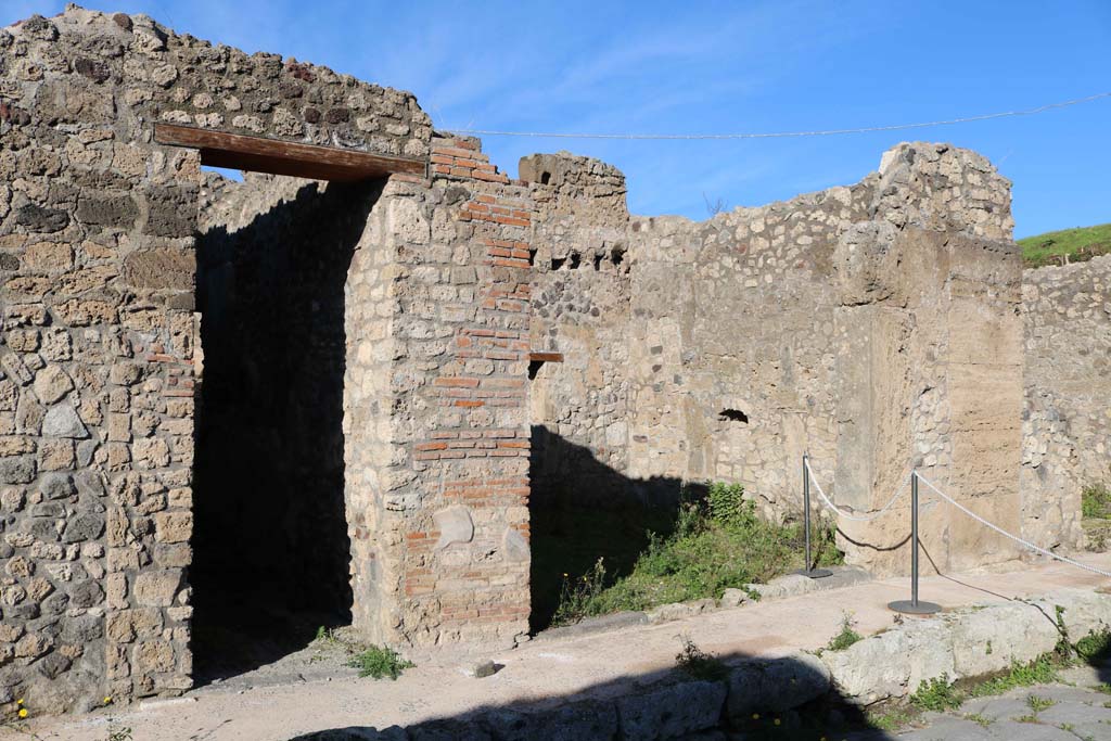 IX.6.e Pompeii. May 2005. North wall of shop, with door and window to IX.6.d