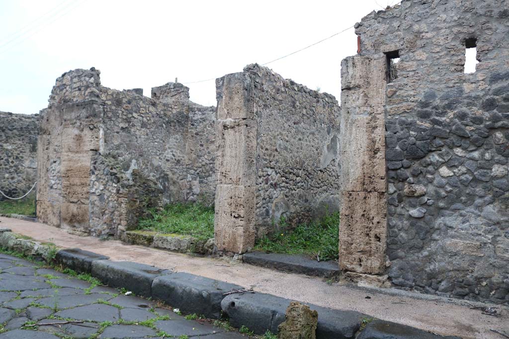 IX.6.f Pompeii, on left, and IX.6.g, on right. December 2018.
Looking west along north side of roadway. Photo courtesy of Aude Durand.
