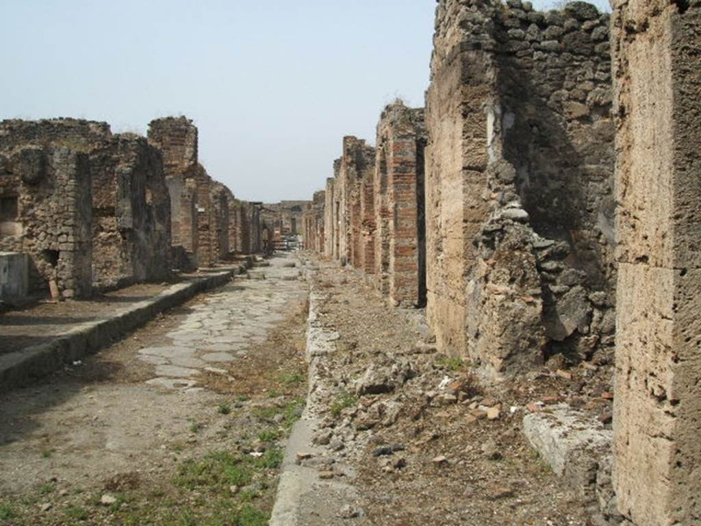 IX.7 Pompeii. May 2005. Unnamed vicolo, looking west. IX.6.f, on the right.
According to Mau, at the pilaster (made of blocks of Sarno stone) between it and number 10, a piece of wall 1,30 long in Opus incertum was added.